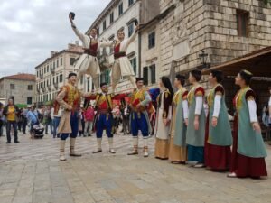 IMG-08bb96d18ea35ca0962a1f44c911c10a-V (1)